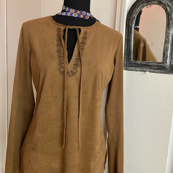 Max Studio women long sleeves blouse faux suede 
100% polyester RN# 58822 Cut# 7 - Picture 8 of 15